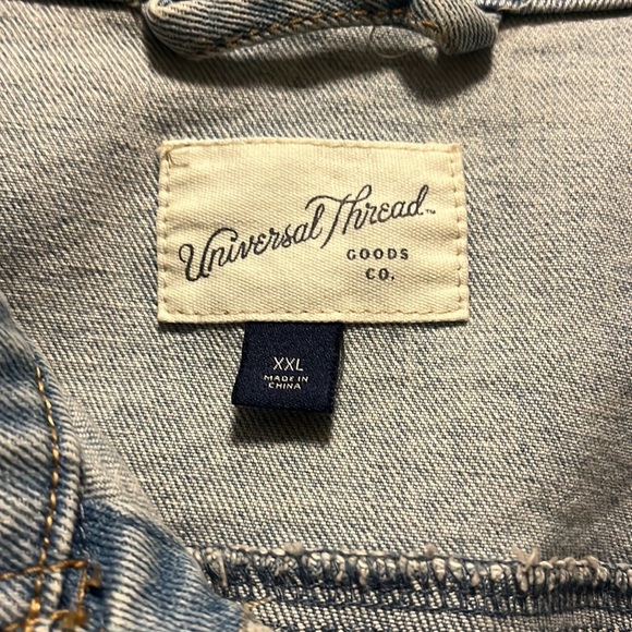 Universal thread jean jacket, runs a little small. Worn only once - Picture 2 of 2